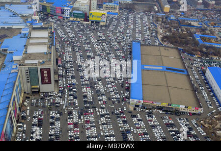 Changchu, Changchu, China. 6 Apr, 2018. Changchun, China, 6. April 2018: Tausende von Autos können auf einem Parkplatz gesehen. Am zweiten Tag des Qingming Festival Urlaub in Changchun, im Nordosten Chinas in der Provinz Jilin, April 6th, 2018. Credit: SIPA Asien/ZUMA Draht/Alamy leben Nachrichten Stockfoto