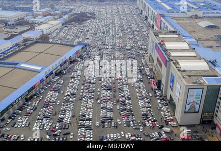 Changchu, Changchu, China. 6 Apr, 2018. Changchun, China, 6. April 2018: Tausende von Autos können auf einem Parkplatz gesehen. Am zweiten Tag des Qingming Festival Urlaub in Changchun, im Nordosten Chinas in der Provinz Jilin, April 6th, 2018. Credit: SIPA Asien/ZUMA Draht/Alamy leben Nachrichten Stockfoto