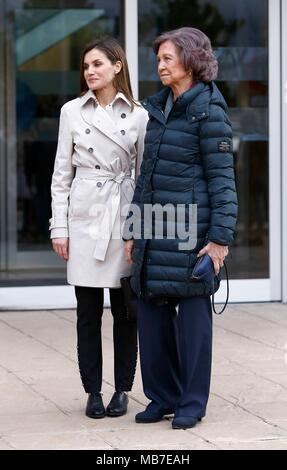 DON FELIPE Y DONA LETIZIA ACOMPANADOS POR DONA SOFIA VISITAN AL REY JUAN CARLOS EN EL HOSPITAL TRAS SU OPERACION DE RODILLA SOFIA DE GRECIA; Reina Sofia; LETIZIA ORTIZ ROCASOLANO; Letizia Ortiz; 07/04/2018 Die Könige Spanien von Königin Sofia besuchen Sie den König Juan Carlos im Krankenhaus begleitet nach seiner Knieoperation EP 888/Cordon drücken Sie Stockfoto