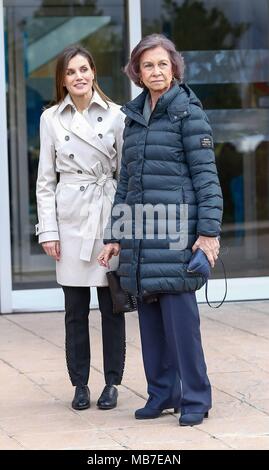 DON FELIPE Y DONA LETIZIA ACOMPANADOS POR DONA SOFIA VISITAN AL REY JUAN CARLOS EN EL HOSPITAL TRAS SU OPERACION DE RODILLA SOFIA DE GRECIA; Reina Sofia; LETIZIA ORTIZ ROCASOLANO; Letizia Ortiz; 07/04/2018 Die Könige Spanien von Königin Sofia besuchen Sie den König Juan Carlos im Krankenhaus begleitet nach seiner Knieoperation EP 888/Cordon drücken Sie Stockfoto