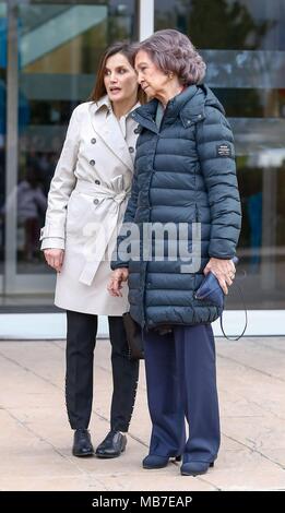 DON FELIPE Y DONA LETIZIA ACOMPANADOS POR DONA SOFIA VISITAN AL REY JUAN CARLOS EN EL HOSPITAL TRAS SU OPERACION DE RODILLA SOFIA DE GRECIA; Reina Sofia; LETIZIA ORTIZ ROCASOLANO; Letizia Ortiz; 07/04/2018 Die Könige Spanien von Königin Sofia besuchen Sie den König Juan Carlos im Krankenhaus begleitet nach seiner Knieoperation EP 888/Cordon drücken Sie Stockfoto