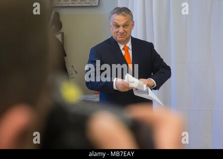 Budapest. 8 Apr, 2018. Ungarns Ministerpräsident Viktor Orban wirft seinen Stimmzettel im Wahllokal in Budapest, Ungarn am 8. April 2018. In Ungarn begann die Parlamentswahlen am Sonntag zu wählen einen 199-Sitz des Europäischen Parlaments. Dadurch könnte der derzeitige Premierminister Viktor Orban in einem dritten geraden langfristig erfolgreich zu sein. Credit: Attila Volgyi/Xinhua/Alamy leben Nachrichten Stockfoto