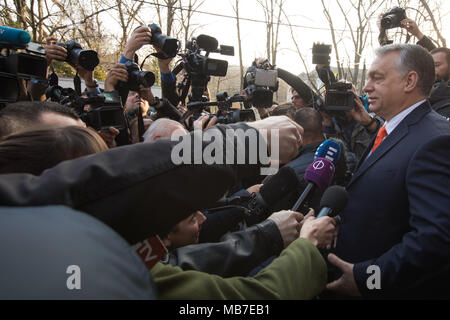 Budapest. 8 Apr, 2018. Ungarns Ministerpräsident Viktor Orban spricht mit den Medien außerhalb dem Wahllokal, nachdem er seine Stimme in Budapest, Ungarn am 8. April 2018. In Ungarn begann die Parlamentswahlen am Sonntag zu wählen einen 199-Sitz des Europäischen Parlaments. Dadurch könnte der derzeitige Premierminister Viktor Orban in einem dritten geraden langfristig erfolgreich zu sein. Credit: Attila Volgyi/Xinhua/Alamy leben Nachrichten Stockfoto