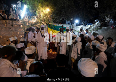 Jerusalem, Israel. 7. April 2018. Äthiopisch-orthodoxen Christen, die an die heilige Feuerzeremonie in Deir El-Sultan Kloster auf dem Dach der Kirche des Heiligen Grabes in der Altstadt Ost Jerusalem Israel. Äthiopische Christen gedenken Veranstaltungen rund um die Kreuzigung von Jesus Christus, die bis zu seiner Auferstehung am Ostersonntag in der Amharischen Sprache, wird als Fasika, vom griechischen Wort Pascha entstanden. Stockfoto