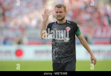 Köln, Deutschland, 7. April 2018, Bundesliga Spieltag 29, 1. FC Koeln vs 1. FSV Mainz 05: Daniel Brosinski (Mainz) Gesten. Credit: Jürgen Schwarz/Alamy leben Nachrichten Stockfoto