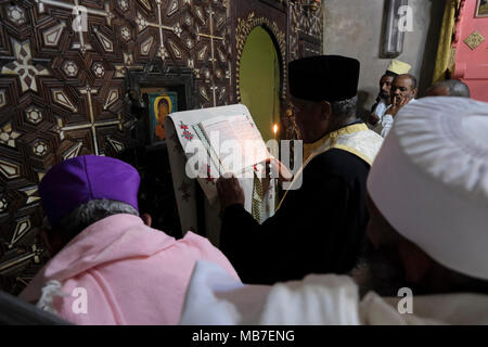 Äthiopisch-orthodoxe Christen beten in der Kapelle „vier Tiere“ während der Zeremonie des Heiligen Feuers im Kloster Deir El-Sultan auf dem Dach der Grabeskirche in der Altstadt Ost-Jerusalem Israel. Äthiopische Christen gedenken Ereignisse rund um die Kreuzigung von Jesus Christus, die bis zu seiner Auferstehung am Ostern, die in der amharischen Sprache, wird als Fasika, stammt aus dem griechischen Wort Pascha. Stockfoto