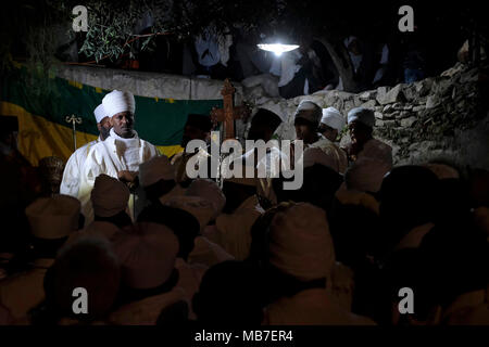 Jerusalem, Israel. 7. April 2018. Äthiopisch-orthodoxen Christen, die an die heilige Feuerzeremonie in Deir El-Sultan Kloster auf dem Dach der Kirche des Heiligen Grabes in der Altstadt Ost Jerusalem Israel. Äthiopische Christen gedenken Veranstaltungen rund um die Kreuzigung von Jesus Christus, die bis zu seiner Auferstehung am Ostersonntag in der Amharischen Sprache, wird als Fasika, vom griechischen Wort Pascha entstanden. Stockfoto