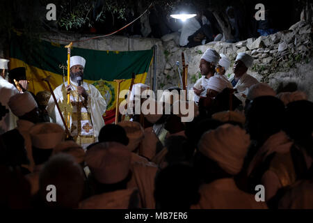 Jerusalem, Israel. 7. April 2018. Äthiopisch-orthodoxen Christen, die an die heilige Feuerzeremonie in Deir El-Sultan Kloster auf dem Dach der Kirche des Heiligen Grabes in der Altstadt Ost Jerusalem Israel. Äthiopische Christen gedenken Veranstaltungen rund um die Kreuzigung von Jesus Christus, die bis zu seiner Auferstehung am Ostersonntag in der Amharischen Sprache, wird als Fasika, vom griechischen Wort Pascha entstanden. Stockfoto