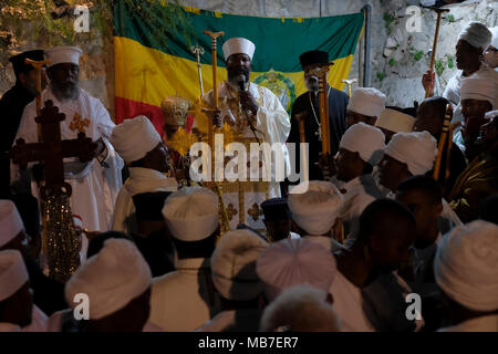 Jerusalem, Israel. 7. April 2018. Äthiopisch-orthodoxen Christen, die an die heilige Feuerzeremonie in Deir El-Sultan Kloster auf dem Dach der Kirche des Heiligen Grabes in der Altstadt Ost Jerusalem Israel. Äthiopische Christen gedenken Veranstaltungen rund um die Kreuzigung von Jesus Christus, die bis zu seiner Auferstehung am Ostersonntag in der Amharischen Sprache, wird als Fasika, vom griechischen Wort Pascha entstanden. Stockfoto