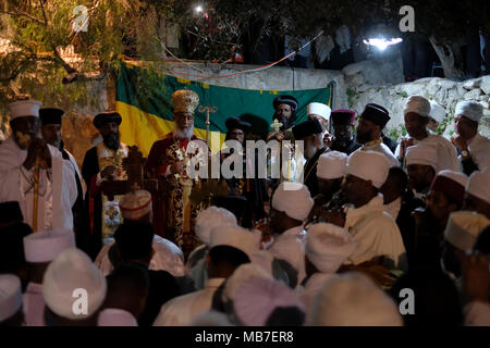 Jerusalem, Israel. 7. April 2018. Äthiopisch-orthodoxen Christen, die an die heilige Feuerzeremonie in Deir El-Sultan Kloster auf dem Dach der Kirche des Heiligen Grabes in der Altstadt Ost Jerusalem Israel. Äthiopische Christen gedenken Veranstaltungen rund um die Kreuzigung von Jesus Christus, die bis zu seiner Auferstehung am Ostersonntag in der Amharischen Sprache, wird als Fasika, vom griechischen Wort Pascha entstanden. Stockfoto