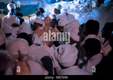 Jerusalem, Israel. 7. April 2018. Äthiopisch-orthodoxen Christen, die an die heilige Feuerzeremonie in Deir El-Sultan Kloster auf dem Dach der Kirche des Heiligen Grabes in der Altstadt Ost Jerusalem Israel. Äthiopische Christen gedenken Veranstaltungen rund um die Kreuzigung von Jesus Christus, die bis zu seiner Auferstehung am Ostersonntag in der Amharischen Sprache, wird als Fasika, vom griechischen Wort Pascha entstanden. Stockfoto