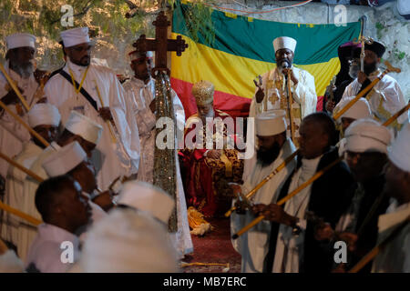 Jerusalem, Israel. 7. April 2018. Äthiopisch-orthodoxen Christen, die an die heilige Feuerzeremonie in Deir El-Sultan Kloster auf dem Dach der Kirche des Heiligen Grabes in der Altstadt Ost Jerusalem Israel. Äthiopische Christen gedenken Veranstaltungen rund um die Kreuzigung von Jesus Christus, die bis zu seiner Auferstehung am Ostersonntag in der Amharischen Sprache, wird als Fasika, vom griechischen Wort Pascha entstanden. Stockfoto