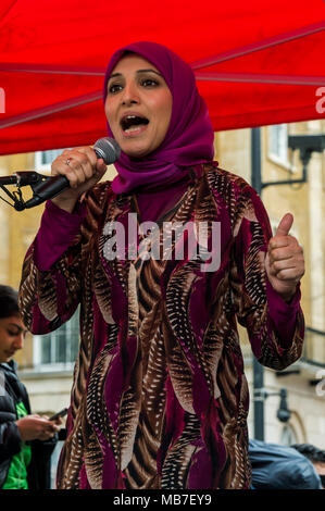 April 7, 2018, London, UK. 7. April 2018. Salma Yaqoob von Birmingham Stoppt den Krieg Koalition und ein Sprecher für Birmingham Central Mosque spricht an der Protest in der Downing Street zu verurteilen, die Aufnahmen von israelischen Scharfschützen der friedlichen unbewaffneten palästinensischen Demonstranten am ersten Tag von einem friedlichen Protest, der große Marsch der Rückkehr, an der Trennwand in Gaza zum Tag des Bodens, am 30. März. Live Feuer von den Israelis getötet 17 und mehr als 750 verletzt. Weitere neun Palästinenser, darunter ein Journalist wurden gestern getötet und 1.350 verletzt, rund 400 live Feuer, mit rund 25 in einer kritischen cond Stockfoto