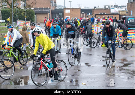 Brentwood Essex 8 April 2018 Essex Straßen Frühjahr Lämmer sportlich ist einer der Ersten in Großbritannien lange Distanz Teilnahme radfahren Events des Jahres mit über 600 Teilnehmern. Sie Zyklus zwei Routen rund um Essex von entweder 100 km bzw. 150 km. Mitfahrer sind eine Nummer und in der Regel eine elektronische Tag von einigen Beschreibung gegeben. Die Variable wird Ihr Set-off-Zeit und kehren immer an der Ziellinie damit insgesamt eine Zeit der Kurs zu registrieren. Dieses ist nicht ein Event, das Rennen gegen die Uhr. Credit: Ian Davidson/Alamy leben Nachrichten Stockfoto