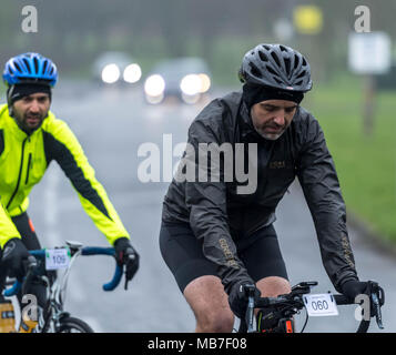 Brentwood Essex 8 April 2018 Essex Straßen Frühjahr Lämmer sportlich ist einer der Ersten in Großbritannien lange Distanz Teilnahme radfahren Events des Jahres mit über 600 Teilnehmern. Sie Zyklus zwei Routen rund um Essex von entweder 100 km bzw. 150 km. Mitfahrer sind eine Nummer und in der Regel eine elektronische Tag von einigen Beschreibung gegeben. Die Variable wird Ihr Set-off-Zeit und kehren immer an der Ziellinie damit insgesamt eine Zeit der Kurs zu registrieren. Dieses ist nicht ein Event, das Rennen gegen die Uhr. Credit: Ian Davidson/Alamy leben Nachrichten Stockfoto