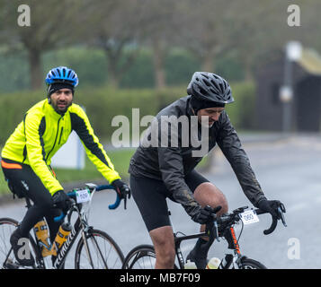 Brentwood Essex 8 April 2018 Essex Straßen Frühjahr Lämmer sportlich ist einer der Ersten in Großbritannien lange Distanz Teilnahme radfahren Events des Jahres mit über 600 Teilnehmern. Sie Zyklus zwei Routen rund um Essex von entweder 100 km bzw. 150 km. Mitfahrer sind eine Nummer und in der Regel eine elektronische Tag von einigen Beschreibung gegeben. Die Variable wird Ihr Set-off-Zeit und kehren immer an der Ziellinie damit insgesamt eine Zeit der Kurs zu registrieren. Dieses ist nicht ein Event, das Rennen gegen die Uhr. Credit: Ian Davidson/Alamy leben Nachrichten Stockfoto