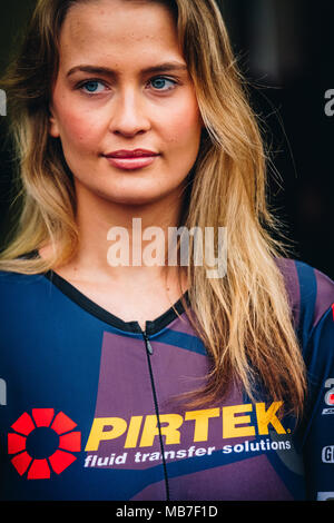 Longfield, Kent, Großbritannien. 8. April 2018. Pirtek grid Girl während der Dunlop MSA British Touring Car Championship in Brands Hatch Indy Circuit (Foto: Gergo Toth/Alamy Live-Nachrichten) Stockfoto