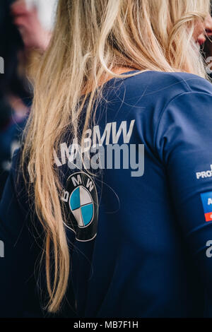 Longfield, Kent, Großbritannien. 8. April 2018. Team BMW grid Girl während der Dunlop MSA British Touring Car Championship in Brands Hatch Indy Circuit (Foto: Gergo Toth/Alamy Live-Nachrichten) Stockfoto