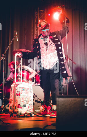 Caramagn, Italien, 7. April 2018: Die 82 Jahre alte giamaican Produzent, Sänger und Songschreiber Lee Scratch Perry live auf der Bühne in Caramagna Piemonte für seine italienischen Tour. Credit: Alessandro Bosio/Alamy leben Nachrichten Stockfoto