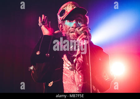 Caramagn, Italien, 7. April 2018: Die 82 Jahre alte giamaican Produzent, Sänger und Songschreiber Lee Scratch Perry live auf der Bühne in Caramagna Piemonte für seine italienischen Tour. Credit: Alessandro Bosio/Alamy leben Nachrichten Stockfoto