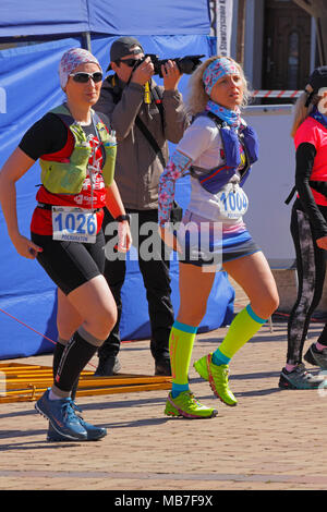 Checiny, Polen, 7. April, 2018. Läufer Aufwärmen vor dem Start. CROSSRUN, amateur, Wettbewerb. Dieser Wettbewerb wird in zwei Kategorien: 10 km und 21,5 km. Credit: Pawel Burgiel/Alamy Leben Nachrichten aufgeteilt. Stockfoto