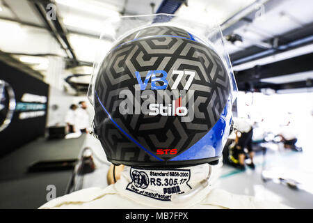 Valtteri Bottas (Fin), MERCEDES AMG PETRONAS F1 GP W09 Hybrid EQ-Power +, Helm, während 2018 Formel 1 FIA-Weltmeisterschaft, Grand Prix, Bahrain in Sakhir von April 5 bis 8 | Verwendung weltweit Stockfoto