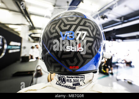 Valtteri Bottas (Fin), MERCEDES AMG PETRONAS F1 GP W09 Hybrid EQ-Power +, Helm, während 2018 Formel 1 FIA-Weltmeisterschaft, Grand Prix, Bahrain in Sakhir von April 5 bis 8 | Verwendung weltweit Stockfoto