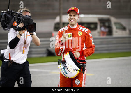 Sebastian Vettel (Ger), Scuderia Ferrari feiert 2018 Pole Position bei der Formel 1 FIA-Weltmeisterschaft, Grand Prix, Bahrain in Sakhir von April 5 bis 8 ich Motorsport: FIA Formel Eins-Weltmeisterschaft 2018, Grand Prix von Bahrain, | Verwendung weltweit Stockfoto