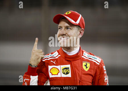 Sakhir, Bahrain. 07 Apr, 2018. Sebastian Vettel (Ger), Scuderia Ferrari feiert 2018 Pole Position bei der Formel 1 FIA-Weltmeisterschaft, Grand Prix, Bahrain in Sakhir von April 5 bis 8 ich Motorsport: FIA Formel Eins-Weltmeisterschaft 2018, Grand Prix von Bahrain, | Nutzung der weltweiten Kredit: dpa/Alamy leben Nachrichten Stockfoto