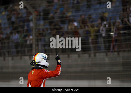 Sakhir, Bahrain. 07 Apr, 2018. Sebastian Vettel (Ger), Scuderia Ferrari feiert 2018 Pole Position bei der Formel 1 FIA-Weltmeisterschaft, Grand Prix, Bahrain in Sakhir von April 5 bis 8 ich Motorsport: FIA Formel Eins-Weltmeisterschaft 2018, Grand Prix von Bahrain, | Nutzung der weltweiten Kredit: dpa/Alamy leben Nachrichten Stockfoto