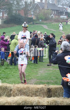 Dorking, Surrey, UK April 8th, 2018 Bilder von der 11. Ausgabe der jährlichen 'UK Frau' Wettbewerb auf dem Nower, Dorking, Surrey. Veranstalter Rob McCaffrey trägt einen Gast mit 'Helm cam 'Credit: Motofoto/Alamy leben Nachrichten Stockfoto