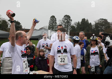 Dorking, Surrey, UK April 8th, 2018 Bilder von der 11. Ausgabe der jährlichen 'UK Frau' Wettbewerb auf dem Nower, Dorking, Surrey. Prämierung Zeit mit Race Director Rob McCaffrey. Credit: Motofoto/Alamy leben Nachrichten Stockfoto