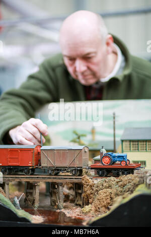 Der Modellbahner ihre Modellbahnanlagen genießen Stockfoto