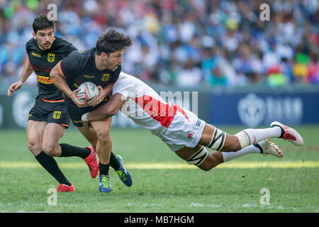 Hongkong, China. 08 Apr, 2018. Rugby Sevens Turnier in Hongkong vom 5. bis 8. April 2018; letzte Japan gegen Deutschland, Carlos Soteras-Merz (Deutschland, 7) durch eine japanische Spieler angegangen, mit Claude Brechenmacher (Deutschland, 4, links hinten) - KEINE LEITUNG SERVICE-Credit: Jürgen Keßler/dpa/Alamy leben Nachrichten Stockfoto