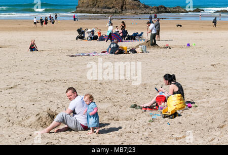 Perranporth, Cornwall, UK. 8. April 2018. UK Wetter. Warmen Sonnenschein begrüßt Besucher zum Strand für den Osterurlaub in Cornwall, England. Foto: Kevin Britland/Alamy Leben Nachrichten. Stockfoto