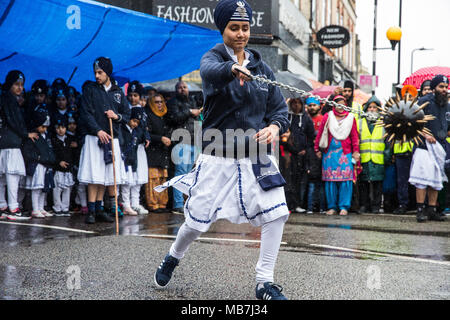 Southall, Großbritannien. 8. April 2018. Ein Sikh martial arts Anzeige während der Vaisakhi Nagar Kirtan Prozession von der Havelock Road Gurdwara auf die Park Avenue Gurdwara. Vaisakhi, die am 14. April gefeiert wird, ist der heiligste Tag im Sikh Kalender, ein Erntefest Kennzeichnung der Gründung der Gemeinschaft der initiierten Sikhs bekannt als der Khalsa. Credit: Mark Kerrison/Alamy leben Nachrichten Stockfoto