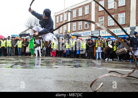 Southall, Großbritannien. 8. April 2018. Ein Sikh martial arts Anzeige während der Vaisakhi Nagar Kirtan Prozession von der Havelock Road Gurdwara auf die Park Avenue Gurdwara. Vaisakhi, die am 14. April gefeiert wird, ist der heiligste Tag im Sikh Kalender, ein Erntefest Kennzeichnung der Gründung der Gemeinschaft der initiierten Sikhs bekannt als der Khalsa. Credit: Mark Kerrison/Alamy leben Nachrichten Stockfoto