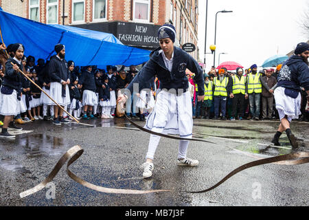 Southall, Großbritannien. 8. April 2018. Ein Sikh martial arts Anzeige während der Vaisakhi Nagar Kirtan Prozession von der Havelock Road Gurdwara auf die Park Avenue Gurdwara. Vaisakhi, die am 14. April gefeiert wird, ist der heiligste Tag im Sikh Kalender, ein Erntefest Kennzeichnung der Gründung der Gemeinschaft der initiierten Sikhs bekannt als der Khalsa. Credit: Mark Kerrison/Alamy leben Nachrichten Stockfoto