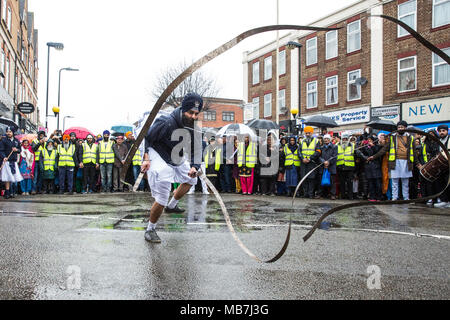 Southall, Großbritannien. 8. April 2018. Ein Sikh martial arts Anzeige während der Vaisakhi Nagar Kirtan Prozession von der Havelock Road Gurdwara auf die Park Avenue Gurdwara. Vaisakhi, die am 14. April gefeiert wird, ist der heiligste Tag im Sikh Kalender, ein Erntefest Kennzeichnung der Gründung der Gemeinschaft der initiierten Sikhs bekannt als der Khalsa. Credit: Mark Kerrison/Alamy leben Nachrichten Stockfoto