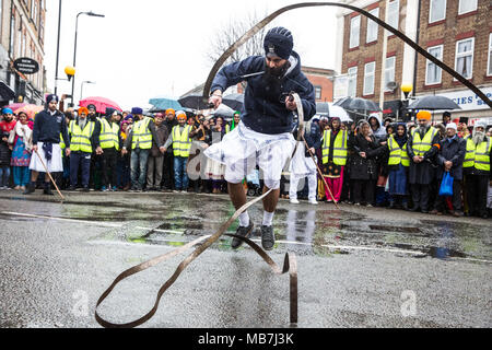 Southall, Großbritannien. 8. April 2018. Ein Sikh martial arts Anzeige während der Vaisakhi Nagar Kirtan Prozession von der Havelock Road Gurdwara auf die Park Avenue Gurdwara. Vaisakhi, die am 14. April gefeiert wird, ist der heiligste Tag im Sikh Kalender, ein Erntefest Kennzeichnung der Gründung der Gemeinschaft der initiierten Sikhs bekannt als der Khalsa. Credit: Mark Kerrison/Alamy leben Nachrichten Stockfoto