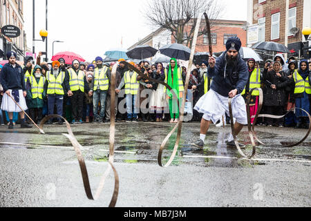 Southall, Großbritannien. 8. April 2018. Ein Sikh martial arts Anzeige während der Vaisakhi Nagar Kirtan Prozession von der Havelock Road Gurdwara auf die Park Avenue Gurdwara. Vaisakhi, die am 14. April gefeiert wird, ist der heiligste Tag im Sikh Kalender, ein Erntefest Kennzeichnung der Gründung der Gemeinschaft der initiierten Sikhs bekannt als der Khalsa. Credit: Mark Kerrison/Alamy leben Nachrichten Stockfoto