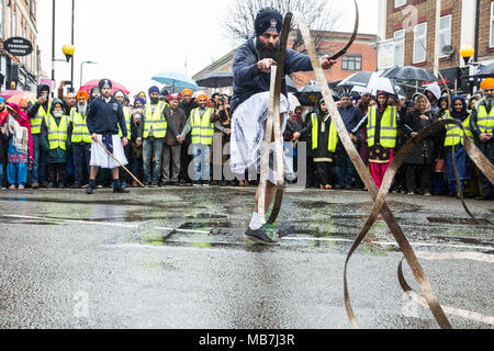 Southall, Großbritannien. 8. April 2018. Ein Sikh martial arts Anzeige während der Vaisakhi Nagar Kirtan Prozession von der Havelock Road Gurdwara auf die Park Avenue Gurdwara. Vaisakhi, die am 14. April gefeiert wird, ist der heiligste Tag im Sikh Kalender, ein Erntefest Kennzeichnung der Gründung der Gemeinschaft der initiierten Sikhs bekannt als der Khalsa. Credit: Mark Kerrison/Alamy leben Nachrichten Stockfoto