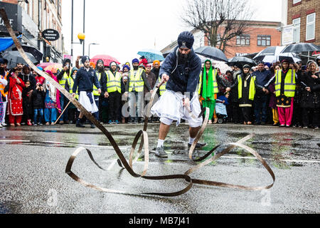 Southall, Großbritannien. 8. April 2018. Ein Sikh martial arts Anzeige während der Vaisakhi Nagar Kirtan Prozession von der Havelock Road Gurdwara auf die Park Avenue Gurdwara. Vaisakhi, die am 14. April gefeiert wird, ist der heiligste Tag im Sikh Kalender, ein Erntefest Kennzeichnung der Gründung der Gemeinschaft der initiierten Sikhs bekannt als der Khalsa. Credit: Mark Kerrison/Alamy leben Nachrichten Stockfoto