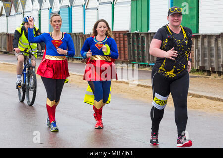 Bournemouth, Dorset, Vereinigtes Königreich, 8. April 2018. Läufer nehmen 36. am Bournemouth Bay Run zum Thema „Superhelden“ Teil, der die Option eines Halbmarathons, 10k Laufs, 5k Laufs und 1k Familienspaß-Laufs entlang der Küste von Bournemouth bietet. Nasses Regenwetter schreckt die Teilnehmer nicht ab – Halbmarathonläufer Stockfoto