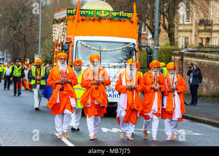 Glasgow, UK. 8. April 2018. Tausende Sikhs aus ganz Schottland met in Glasgow Parade in der traditionellen Festival der Vaisakhi, wenn engagierte Sikhs, männlich und weiblich, feiern Khaldsa. Credit: Findlay/Alamy leben Nachrichten Stockfoto