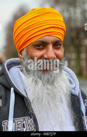 Glasgow, UK. 8. April 2018. Tausende Sikhs aus ganz Schottland met in Glasgow Parade in der traditionellen Festival der Vaisakhi, wenn engagierte Sikhs, männlich und weiblich, feiern Khaldsa. Credit: Findlay/Alamy leben Nachrichten Stockfoto