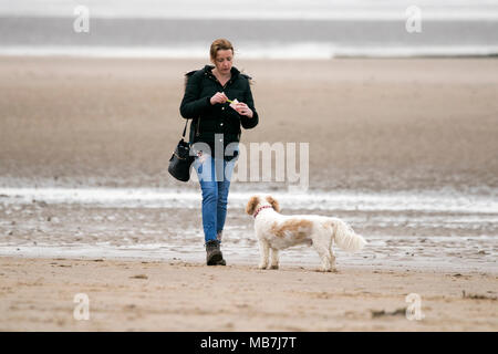 Familie Tag heraus, Crosby Strand, Merseyside. 8. April 2018. UK Wetter. Familien Kopf für etwas Spaß am Crosby Beach in Merseyside, bevor die Kinder gehen nächste Woche zurück in die Schule. Credit: cernan Elias/Alamy leben Nachrichten Stockfoto