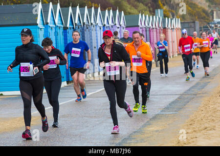 Bournemouth, Dorset, Vereinigtes Königreich, 8. April 2018. Läufer nehmen 36. am Bournemouth Bay Run zum Thema „Superhelden“ Teil, der die Option eines Halbmarathons, 10k Laufs, 5k Laufs und 1k Familienspaß-Laufs entlang der Küste von Bournemouth bietet. Nasses Regenwetter schreckt die Geister der Teilnehmer nicht ab Stockfoto