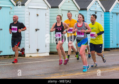 Bournemouth, Dorset, Vereinigtes Königreich, 8. April 2018. Läufer nehmen 36. am Bournemouth Bay Run zum Thema „Superhelden“ Teil, der die Option eines Halbmarathons, 10k Laufs, 5k Laufs und 1k Familienspaß-Laufs entlang der Küste von Bournemouth bietet. Nasses Regenwetter schreckt die Geister der Teilnehmer nicht ab Stockfoto