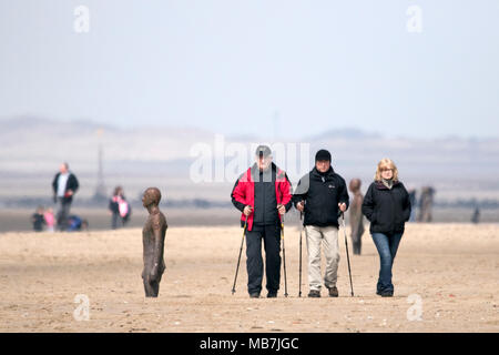 Familie Tag heraus, Crosby Strand, Merseyside. 8. April 2018. UK Wetter. Familien Kopf für etwas Spaß am Crosby Beach in Merseyside, bevor die Kinder gehen nächste Woche zurück in die Schule. Credit: cernan Elias/Alamy leben Nachrichten Stockfoto